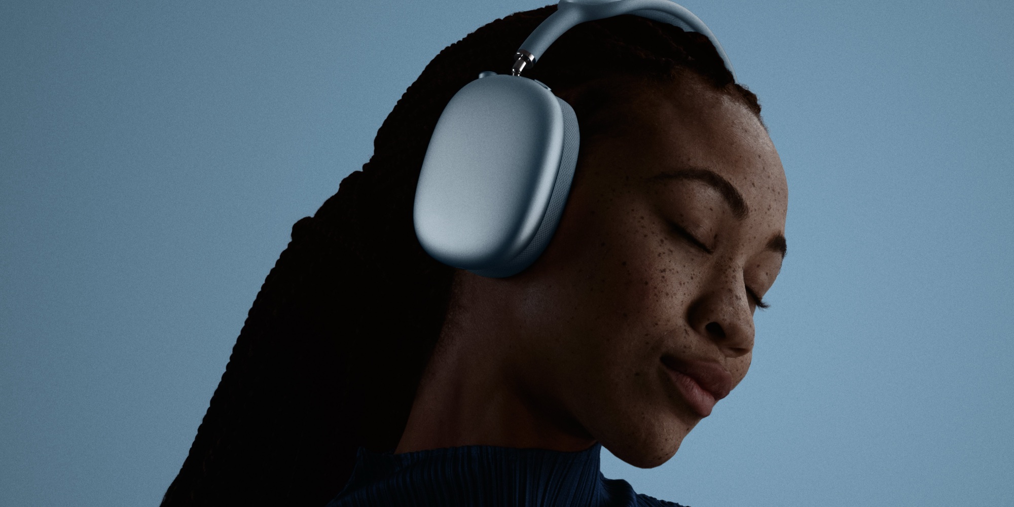 AirPods Max 2 in colorazione blu indossate - lifestyle shot