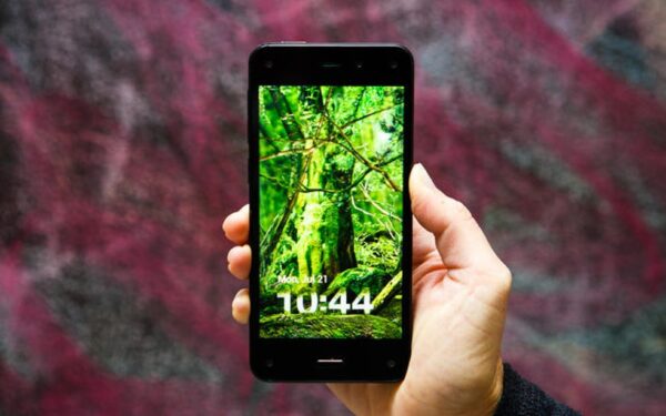 Amazon torna nel mondo smartphone: nuovo device Alexa