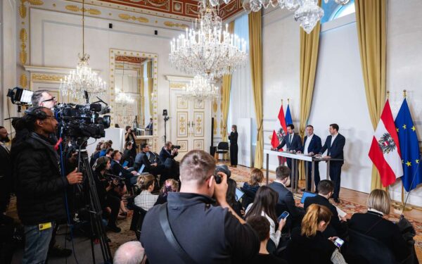 Austria vieta social media sotto 14 anni nel 2026