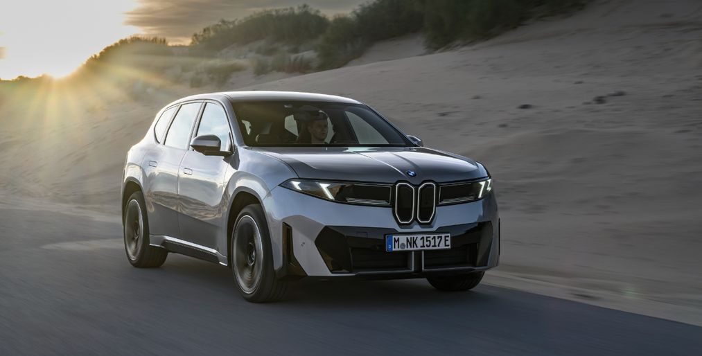 BMW iX3 spopola: raddoppia produzione in Ungheria