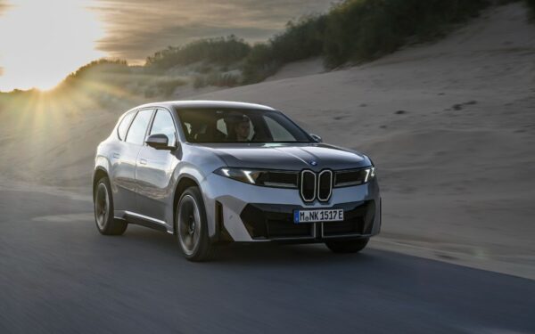 BMW iX3 spopola: raddoppia produzione in Ungheria