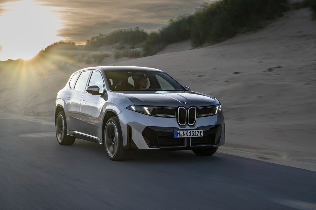 BMW iX3 spopola: raddoppia produzione in Ungheria