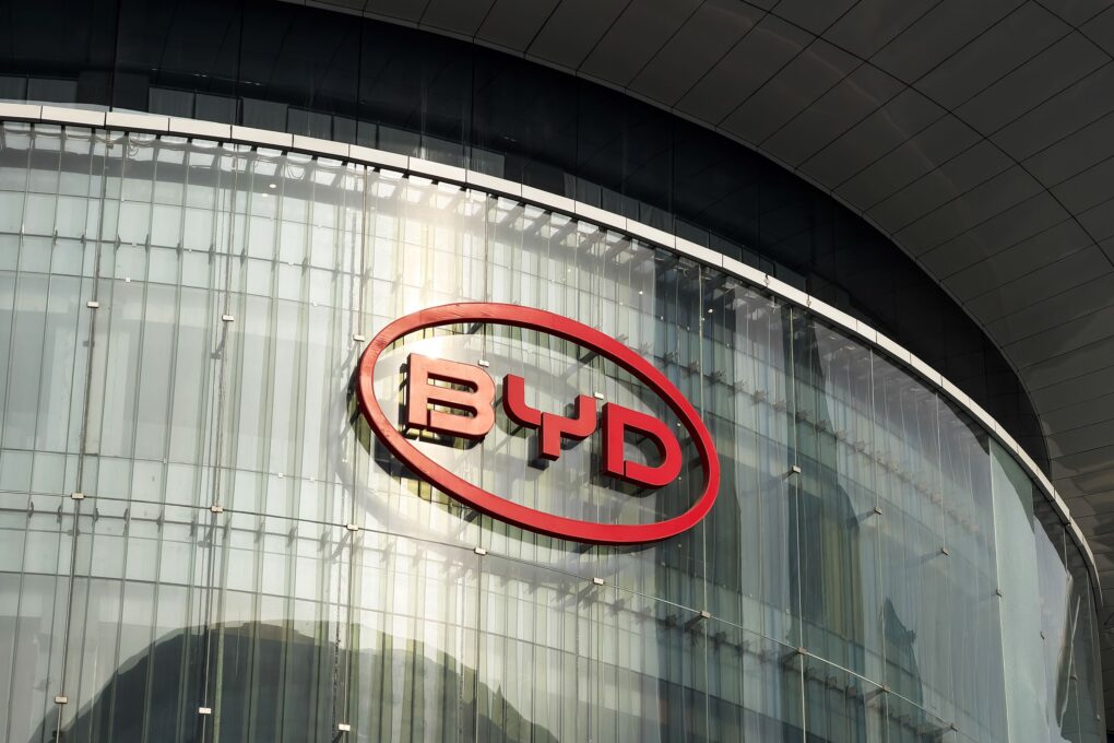 BYD rivoluziona la ricarica elettrica: veloce come fare benzina