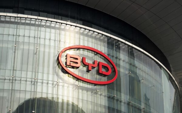 BYD rivoluziona la ricarica elettrica: veloce come fare benzina