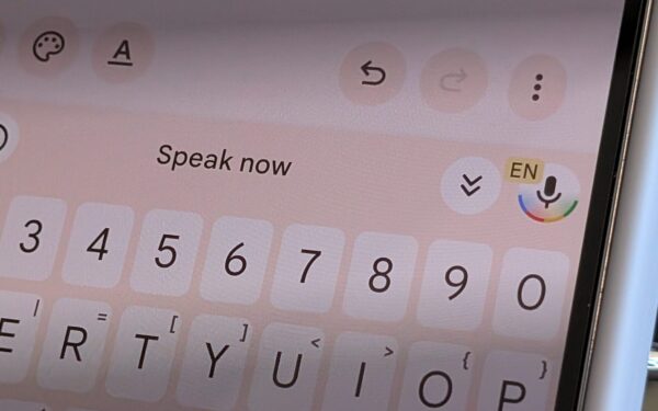 Gboard 2026: la dettatura vocale cambia con gli auricolari