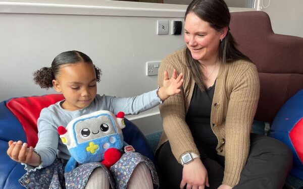 Giocattoli AI: rischi per bambini secondo nuovo studio