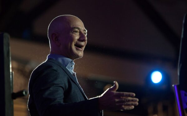 Jeff Bezos punta 100 miliardi per rivoluzionare l'industria con l'AI