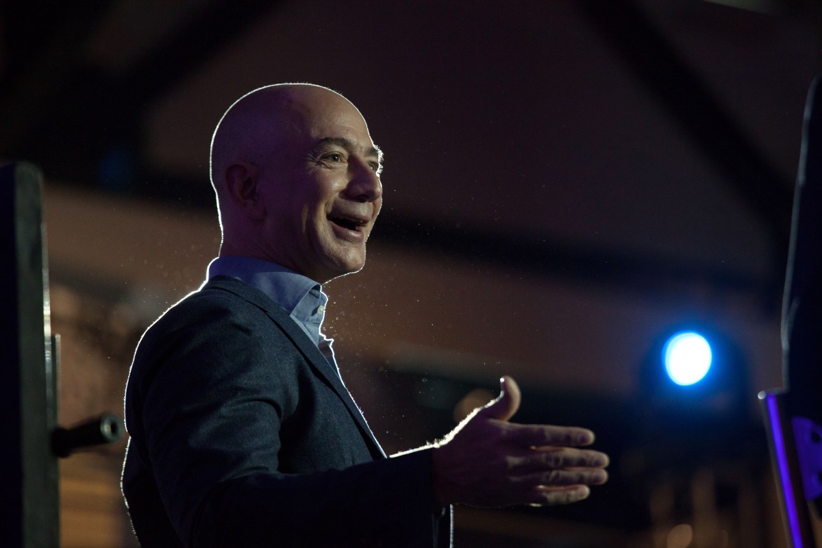Jeff Bezos punta 100 miliardi per rivoluzionare l'industria con l'AI