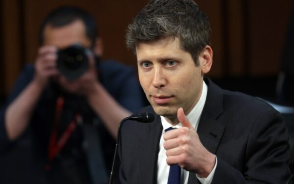 Sam Altman ringrazia i programmatori: il web risponde a meme