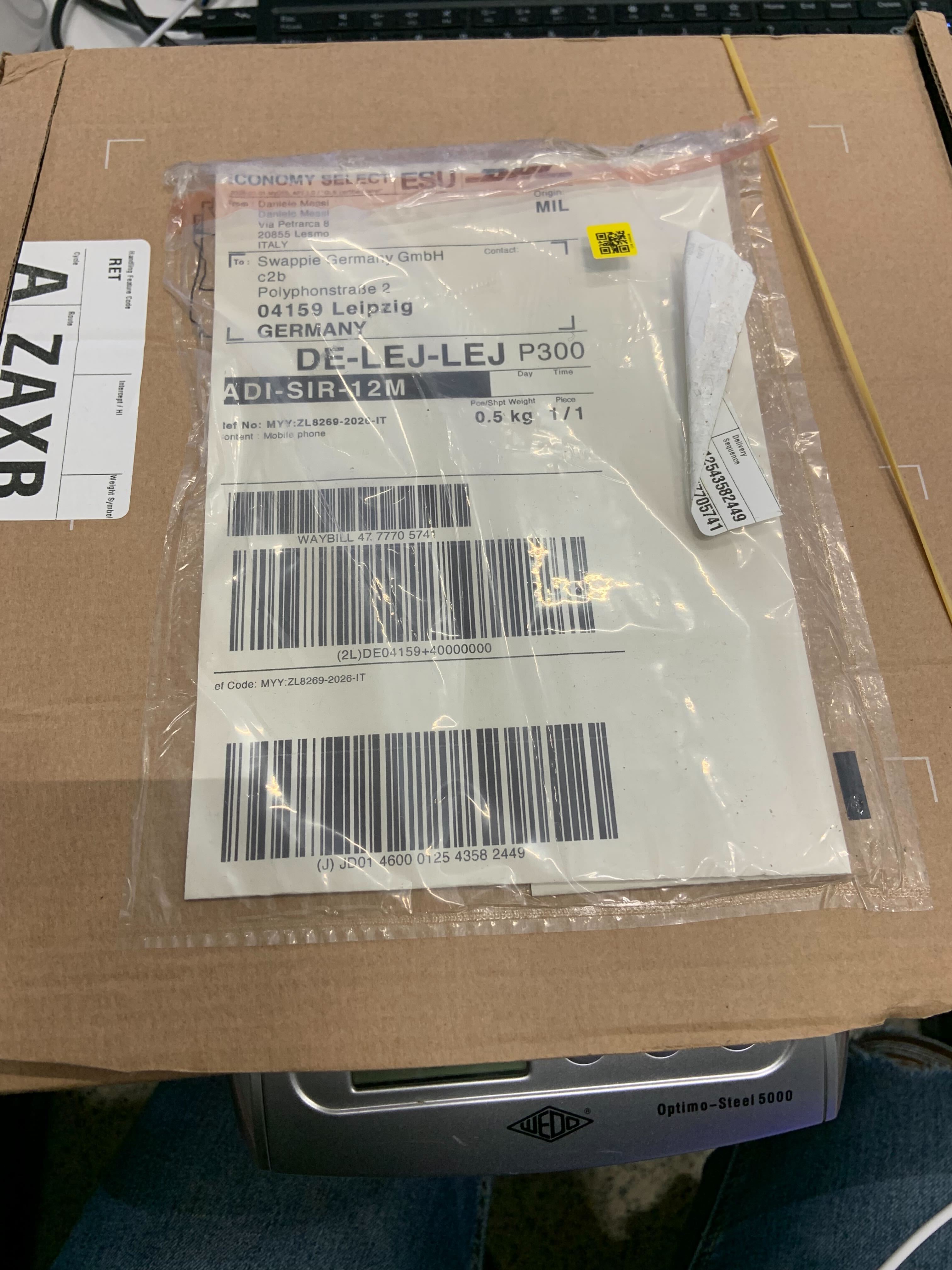 Il pacco ricevuto da Swappie con etichetta DHL - diverso da quello originariamente spedito