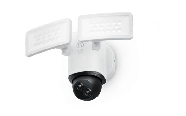 eufy Floodlight Cam E340: telecamera con proiettori 2000 lumen, dual lens 3K e Wi-Fi 6