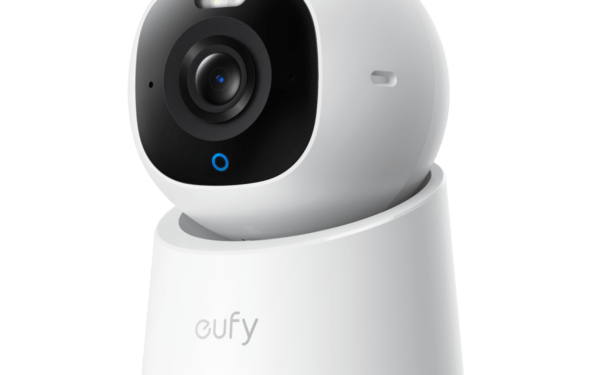 eufy Indoor Cam C210: telecamera interna 360 PTZ con sirena 90 dB e AI tracking