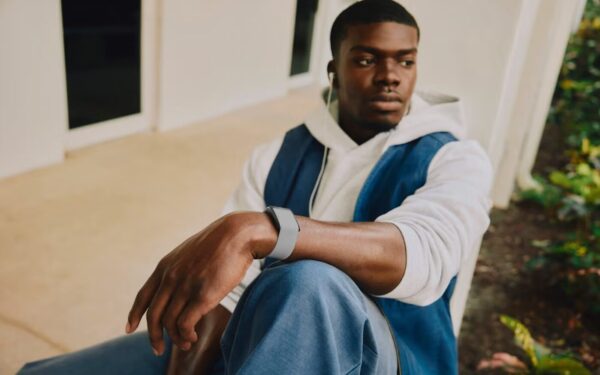 Garmin sfida Whoop: il nuovo braccialetto fitness 2026