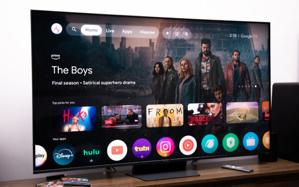 Hisense UR9: il primo attacco all'OLED nel 2026