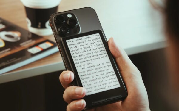 MagSafe e-reader: lo schermo E Ink si attacca all'iPhone