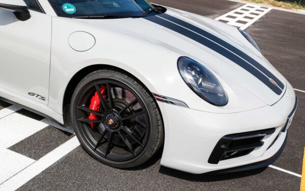 Porsche brevetta le strisce che scompaiono