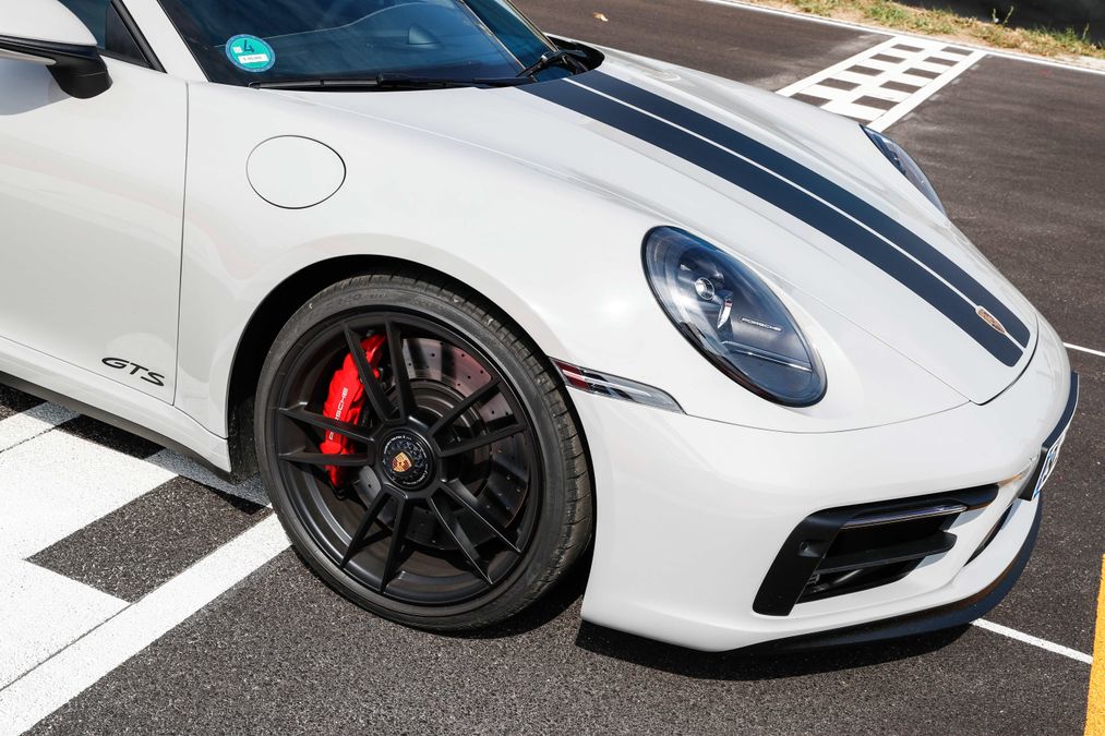 Porsche brevetta le strisce che scompaiono