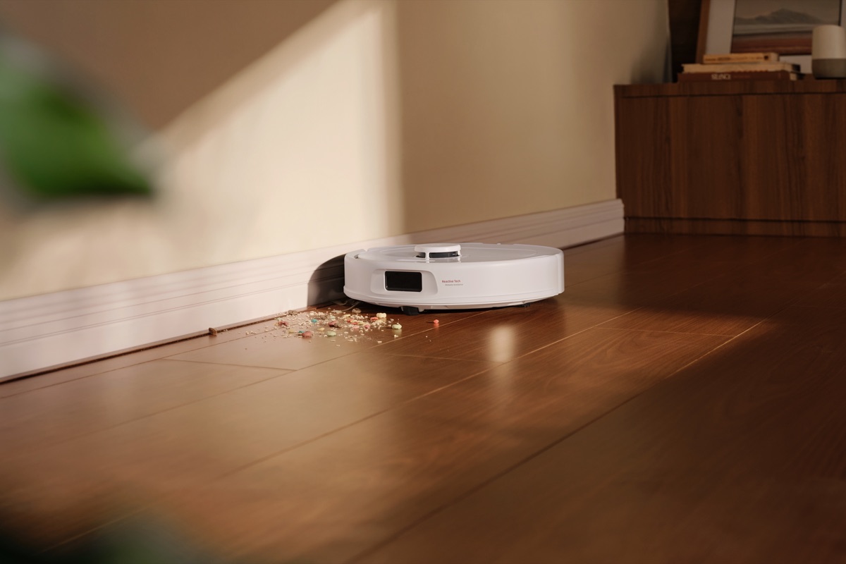 Roborock Qrevo S Pro pulisce lungo il battiscopa con spazzola laterale anti-groviglio