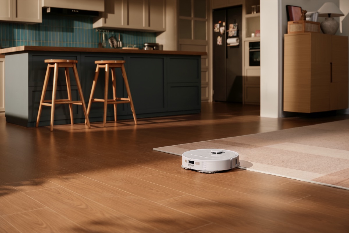 Roborock Qrevo S Pro in cucina mentre pulisce un tappeto