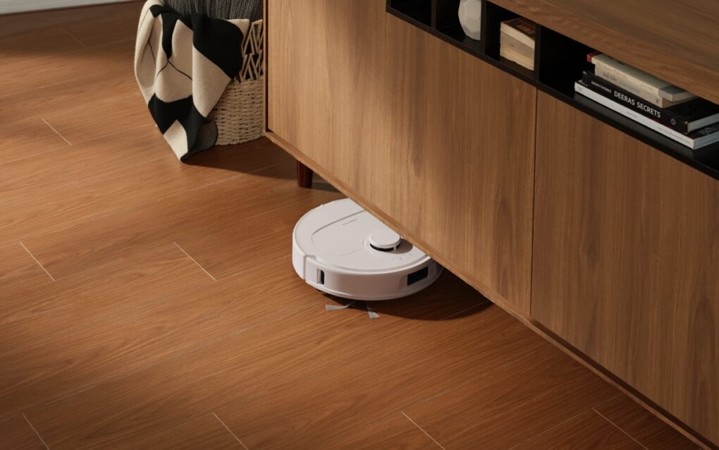 Roborock Qrevo S Pro robot aspirapolvere sotto un mobile in legno