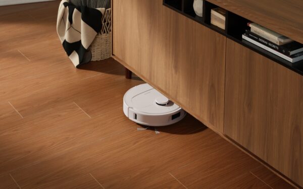 Roborock Qrevo S Pro robot aspirapolvere sotto un mobile in legno