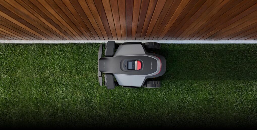 Roborock RockMow Z1 visto dall alto, robot tosaerba autonomo con navigazione RTK + VSLAM su prato verde
