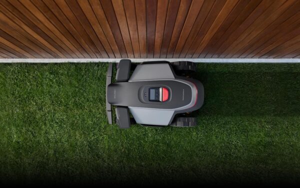 Roborock RockMow Z1 visto dall alto, robot tosaerba autonomo con navigazione RTK + VSLAM su prato verde