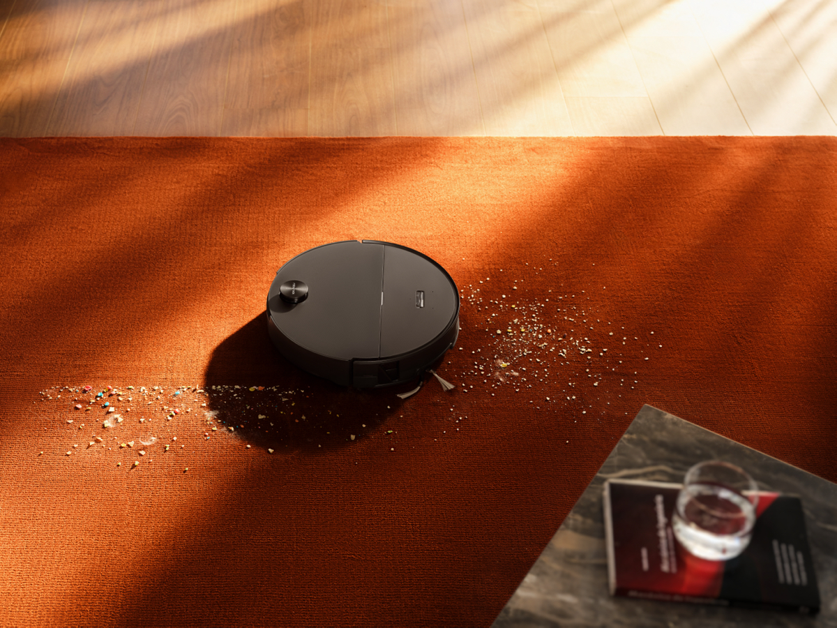 Roborock Saros 20 Sonic su tappeto a pelo lungo