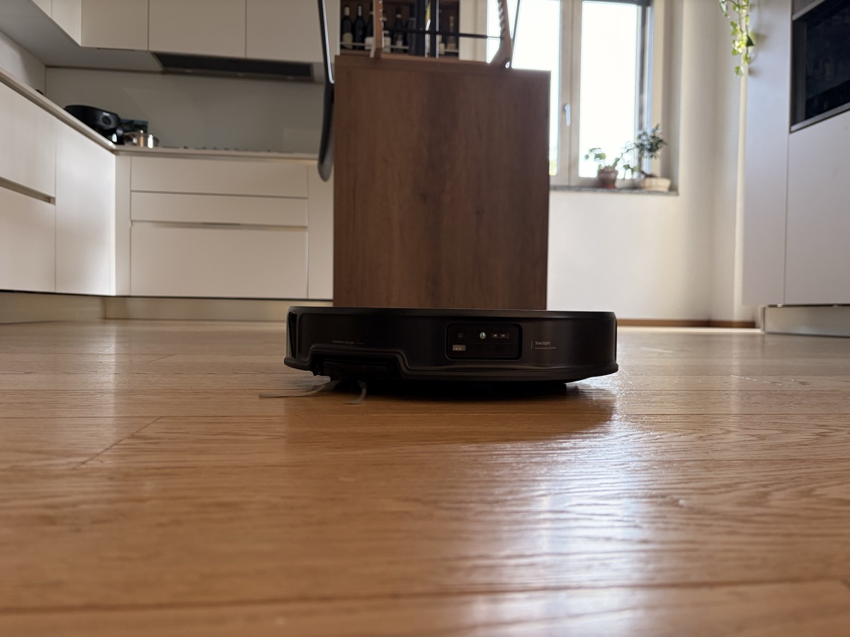 Il nostro Roborock Saros 20 Sonic nella cucina di casa