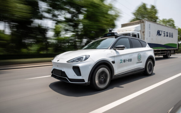 Robotaxi Baidu bloccati a Wuhan: caos e passeggeri