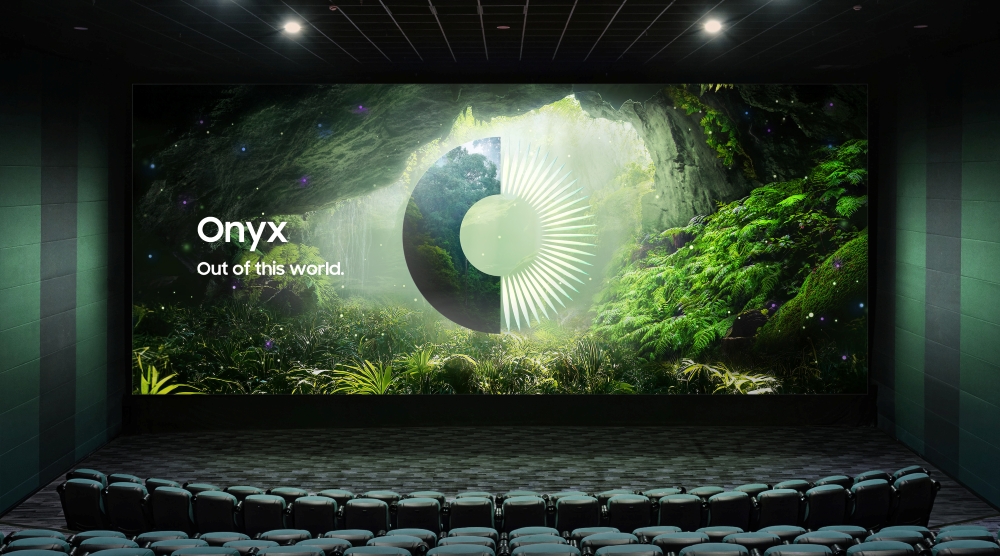 Onyx Cinema LED in sala con immagine di foresta: HDR e neri profondi