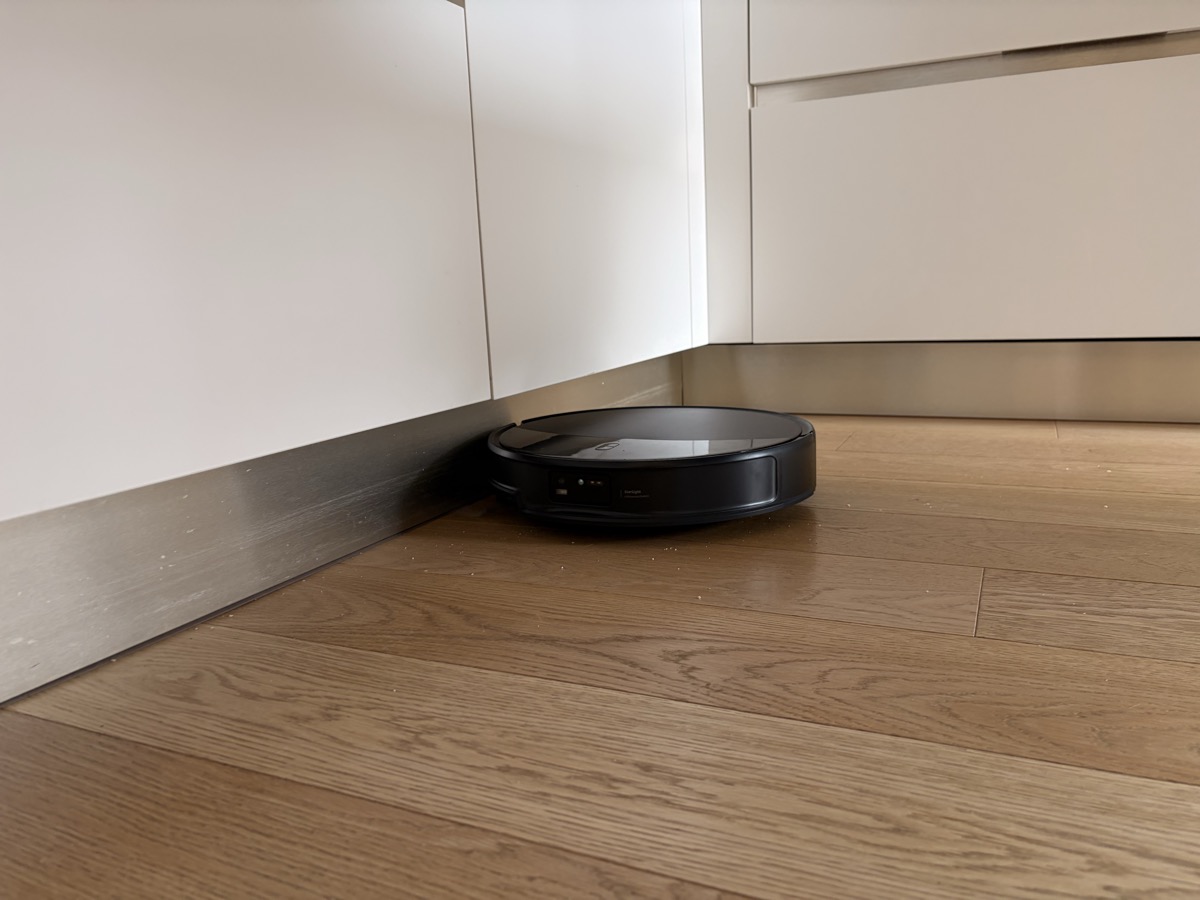 Pulizia angolo cucina vicino al battiscopa