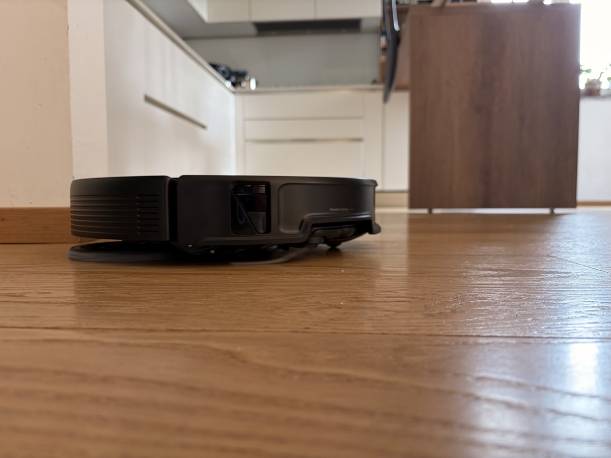 Vista laterale — griglia aspirazione e sensori