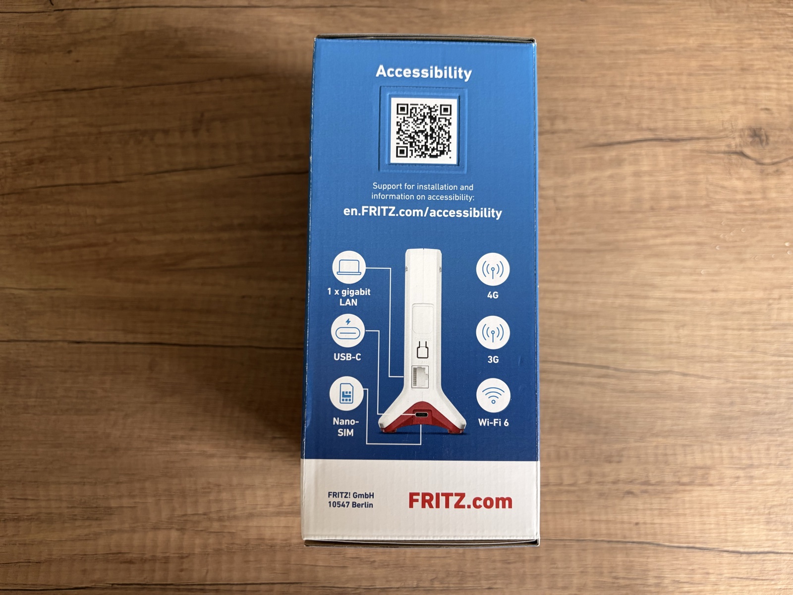 Lato confezione FRITZ!Box 6825 4G con USB-C, Nano-SIM, Gigabit LAN e Wi-Fi 6