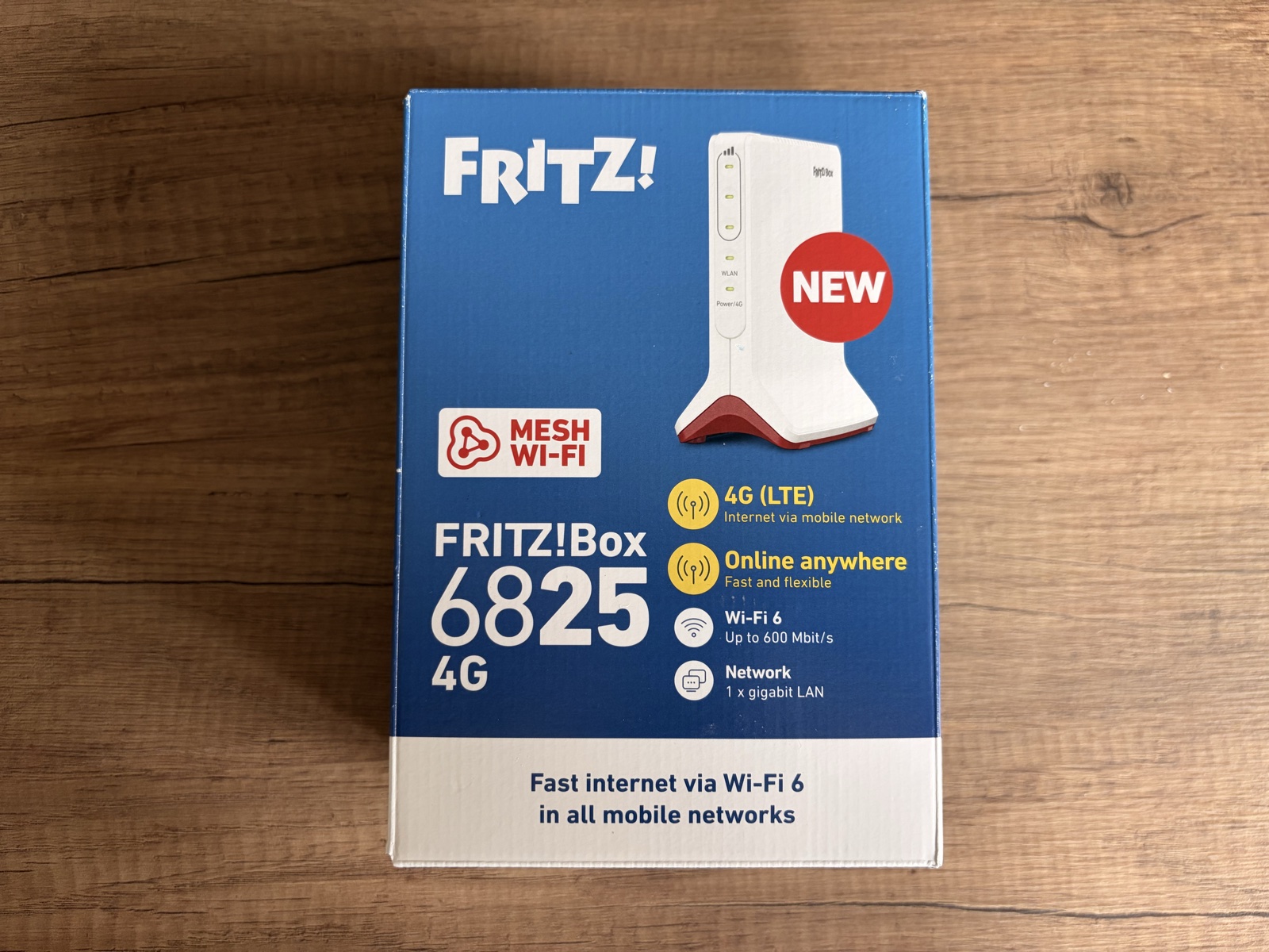 FRITZ!Box 6825 4G scatola fronte con loghi Mesh Wi-Fi e specifiche