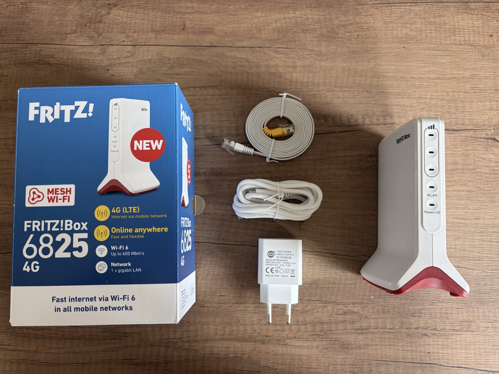 Unboxing FRITZ!Box 6825 4G: router, alimentatore USB-C, cavi e scatola