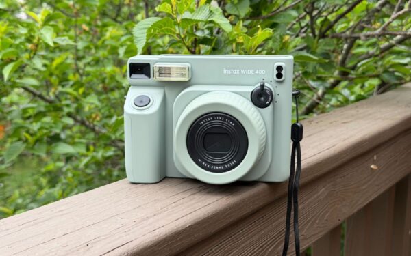 Instax Wide 400: L'Ampiezza Analogica Resiste nel 2026