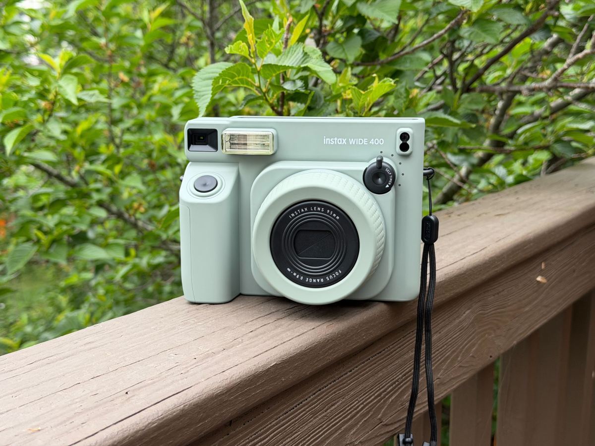 Instax Wide 400: L'Ampiezza Analogica Resiste nel 2026