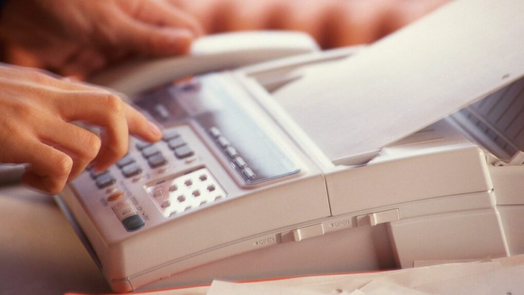 La Fax Machine nel 2026: Collo di Bottiglia Sanitario e l'AI