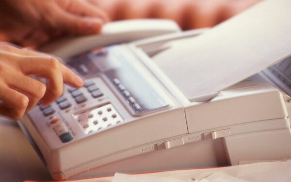 La Fax Machine nel 2026: Collo di Bottiglia Sanitario e l'AI