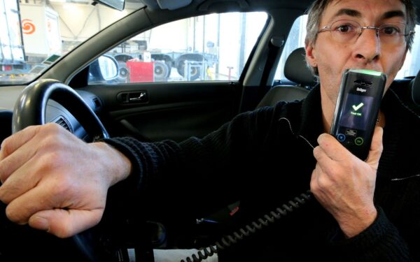 UE: dal 2026, auto nuove pronte per l'alcolock