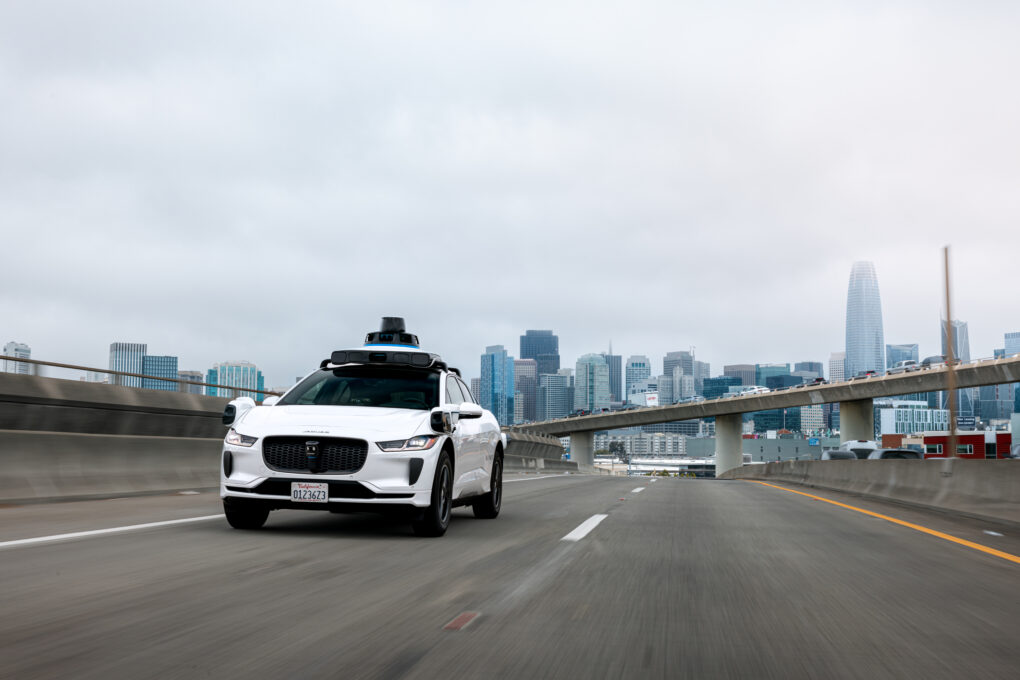 Waymo: Frenata in Autostrada nel 2026. Un Segnale Chiaro.