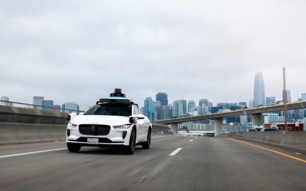 Waymo: Frenata in Autostrada nel 2026. Un Segnale Chiaro.