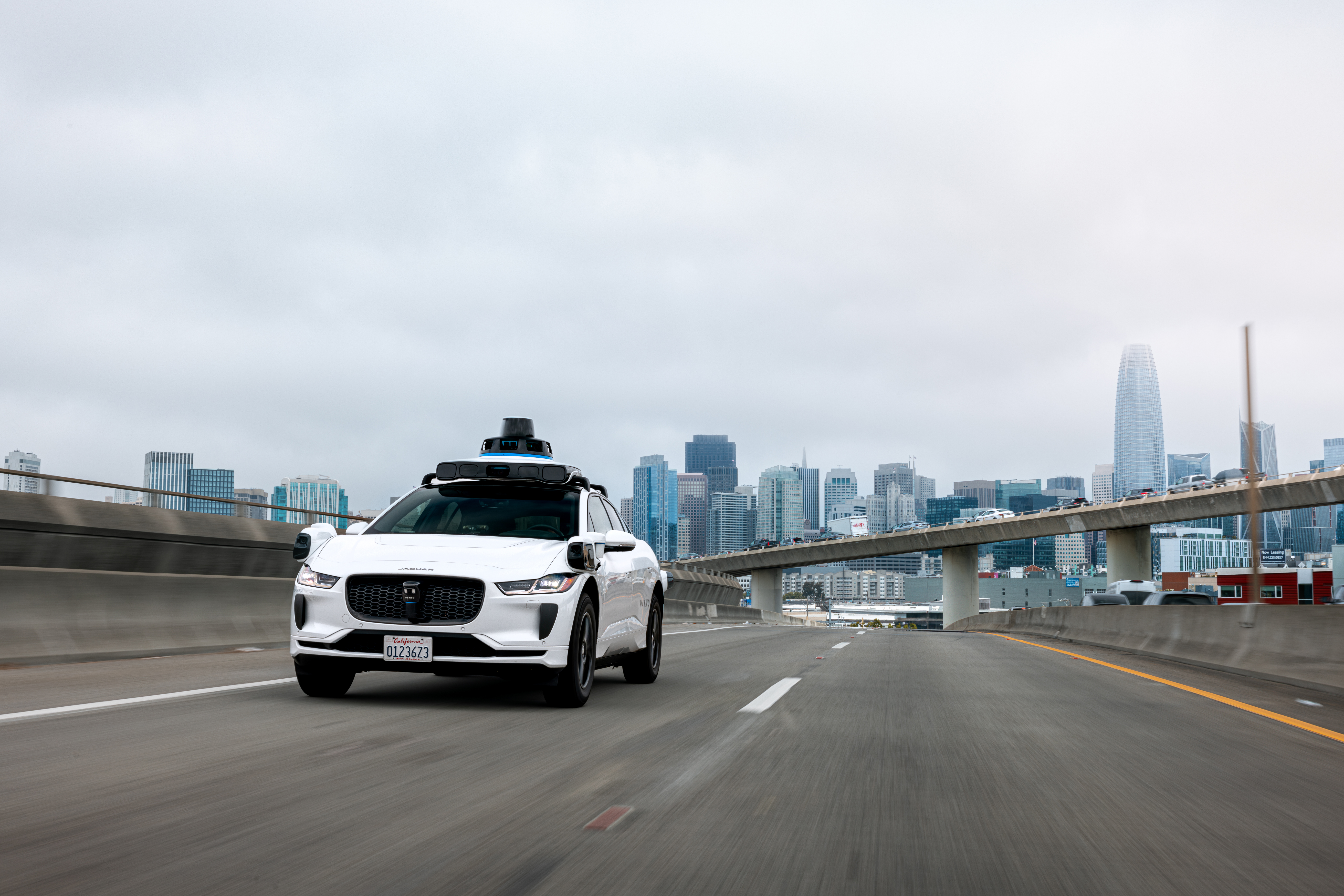 Waymo: Frenata in Autostrada nel 2026. Un Segnale Chiaro.