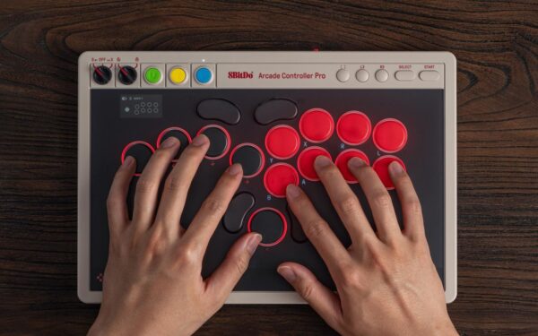 8BitDo Arcade Controller Pro 2026: schermo e