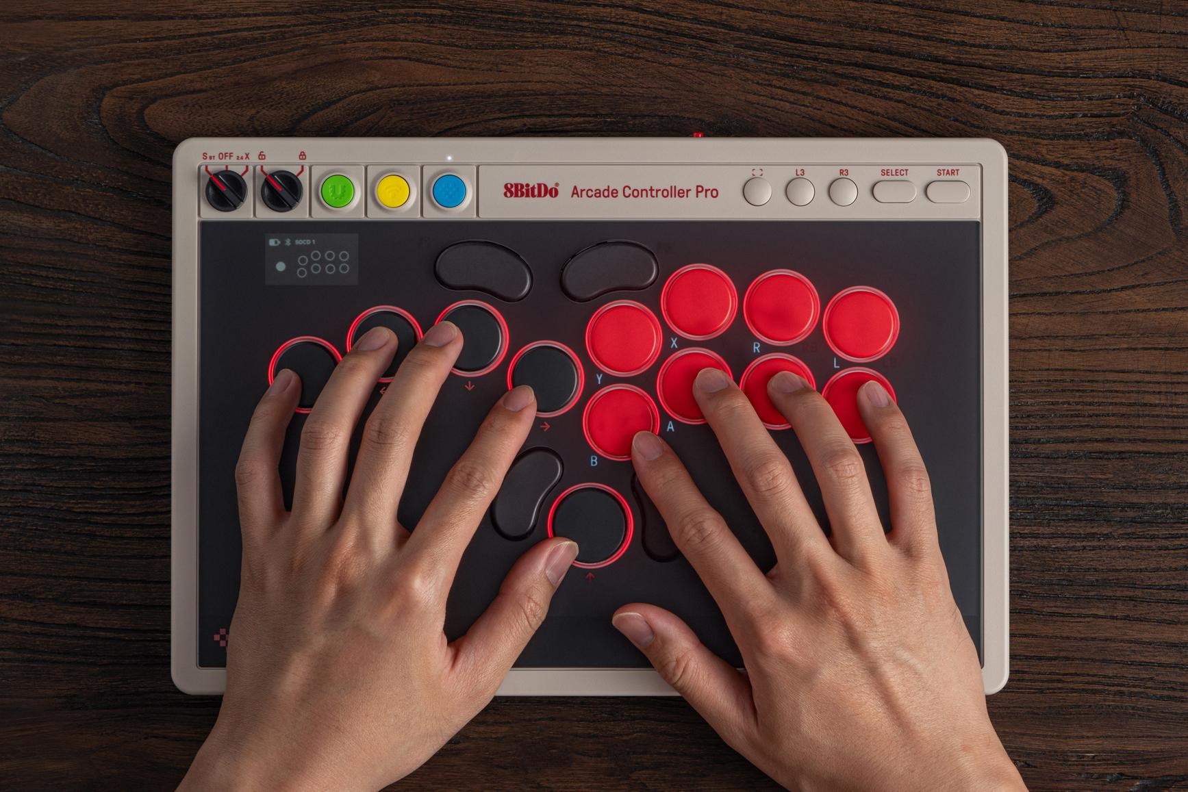 8BitDo Arcade Controller Pro 2026: schermo e