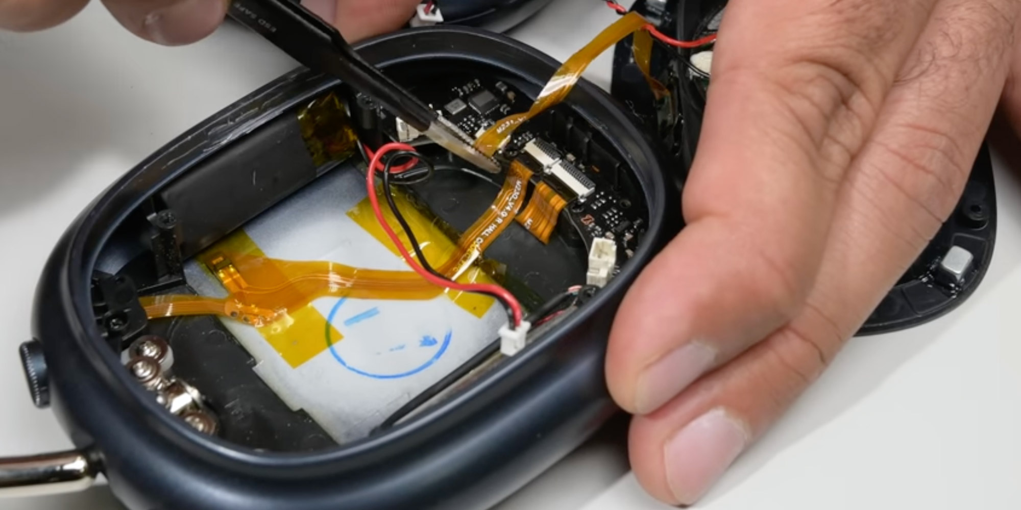 Apple Watch e AirPods fake: la verità dei teardown