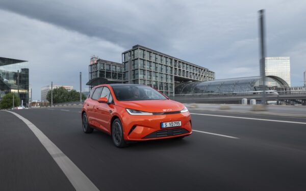 BYD Dolphin G DM-i: l'ibrida plug-in a 24.790 euro