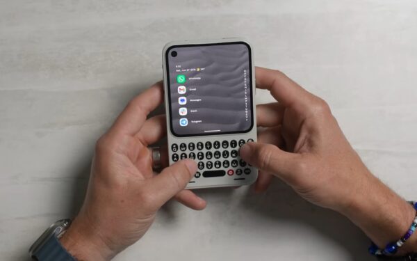 Clicks Communicator 2026: la tastiera fisica finalmente c'è