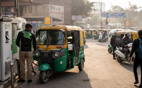 Delhi impone la transizione verso le auto elettriche